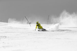homme qui ski le super slalom
